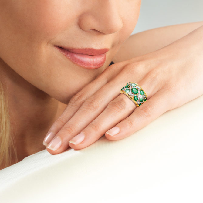 Anillo de Oro, Esmeraldas y Diamantes Royal Emeralds: Un diseño exclusivo de Alta Joyería de Jean Claude con casi 2 Quilates de piedras preciosas