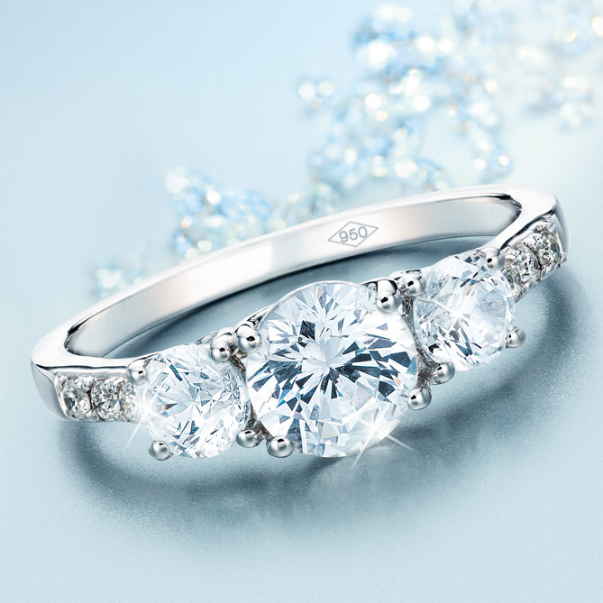 Anillo ETERNAL PLATINUM: 3 sensacionales Topacios blancos y 6 Diamantes talla brillante que reposan su majestuosidad sobre Platino de Ley