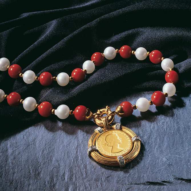Collar de perlas, coral, diamantes Libra de Oro: Esferas de coral