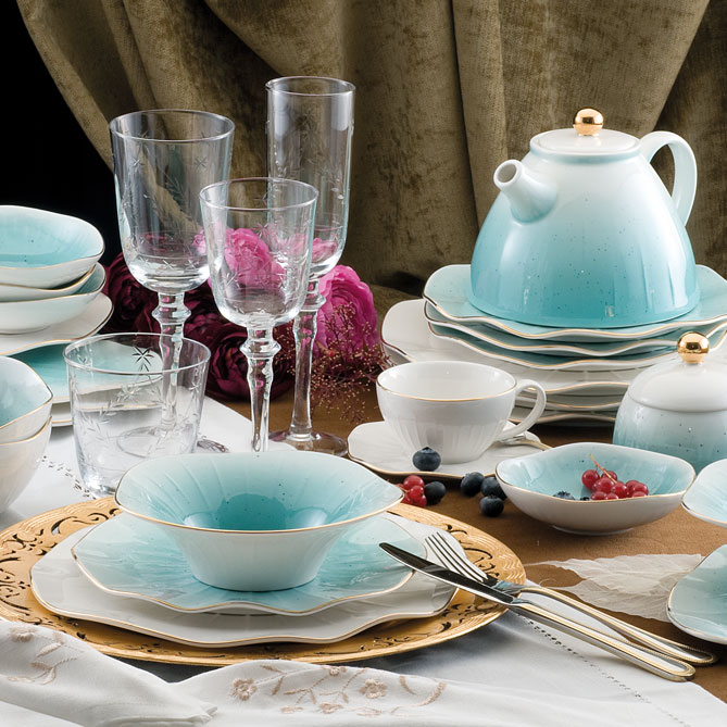 Conjunto de mesa BELLE ÉPOQUE: Porcelana con detalles en Oro de 1ª Ley, copas de fino cristal, los cubiertos y la mantelería perfecta…