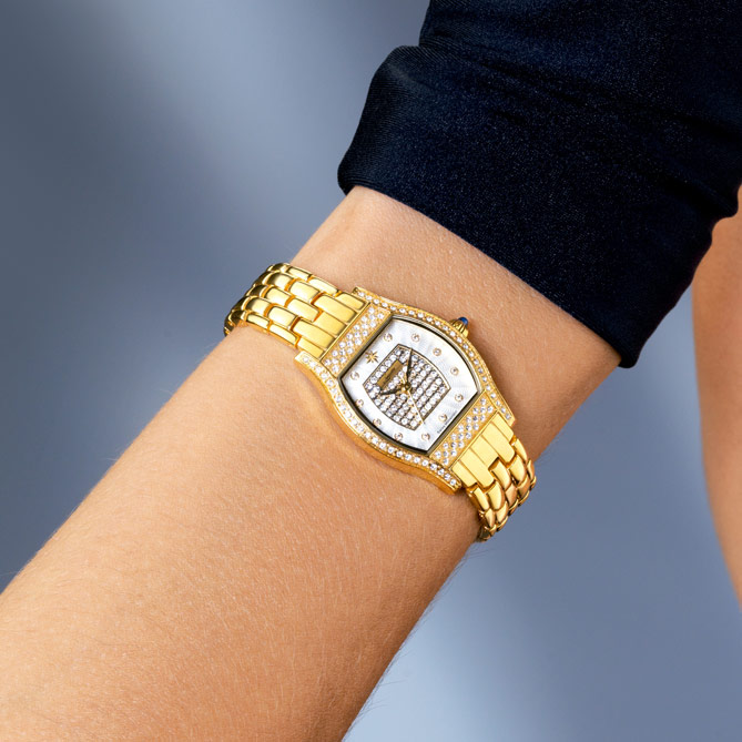 Reloj de oro de mujer Femenine: Brazalete de eslabones de acero acabado en oro aplicado mediante tratamiento IPG.