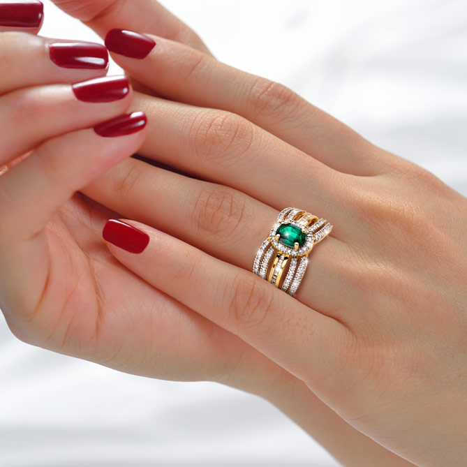 Solitario Emerald & Diamonds: Oro de 1ª Ley, imprescindible en este diseño exclusivo de Alta Joyería con más de 1 Quilate de Piedras Preciosas