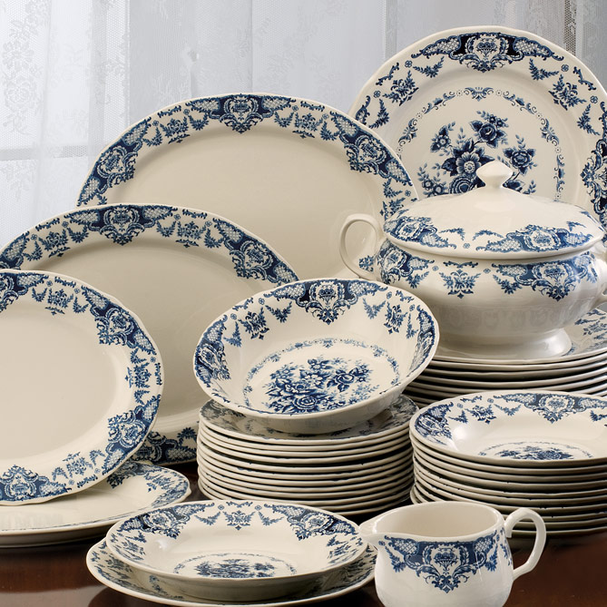 Conjunto de Mesa Palacio de Triana: Vajilla de loza artesanal policromada en azul: elegancia para presidir tu mesa